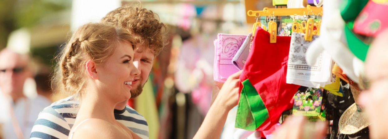 Man en vrouw aan het winkelen